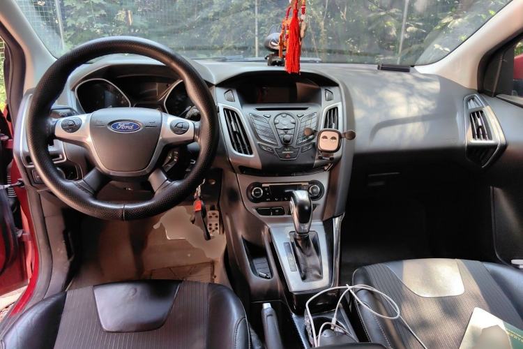 Used Ford Focus 2012 Hatchback 1.6L Automatic Fashion Edition Center Console