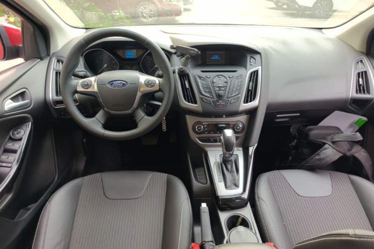 Used Ford Focus 2012 Hatchback 1.6L Automatic Fashion Edition Center Console