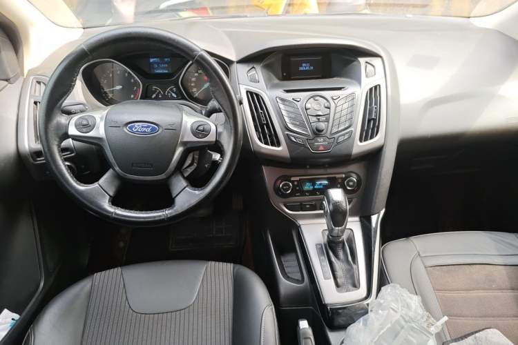 Used Ford Focus 2012 Hatchback 1.6L Automatic Fashion Edition Center Console