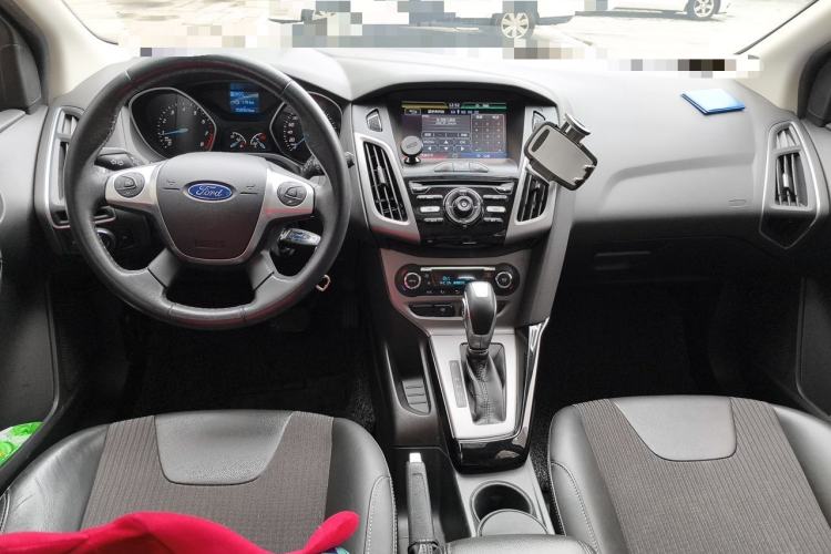 Used Ford Focus 2012 Hatchback 1.6L Automatic Fashion Edition Center Console