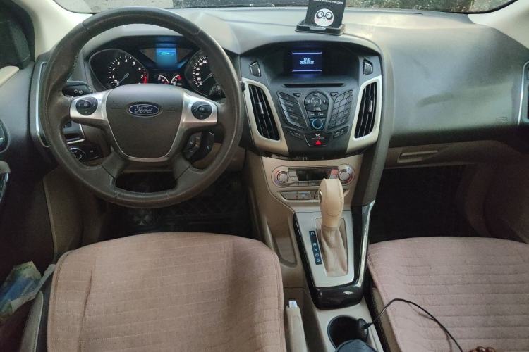 Used Ford Focus 2012 Hatchback 1.6L Automatic Fashion Edition Center Console