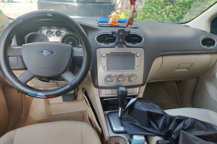 Used Ford Focus 2012 Hatchback Classic 1.8L Automatic Fashion Edition Center Console