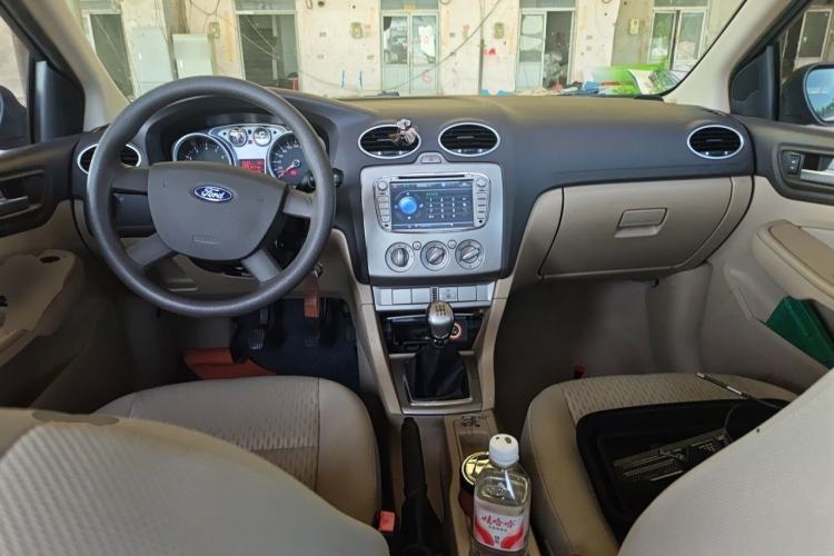 Used Ford Focus 2012 Sedan Classic 1.8L Manual Fashion Edition Center Console