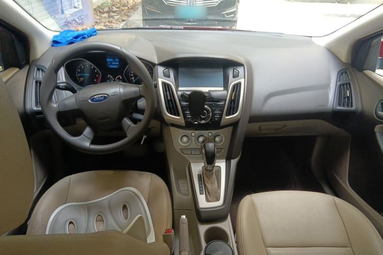 Used Ford Focus 2012 Sedan 1.6L Automatic Comfort Model Center Console