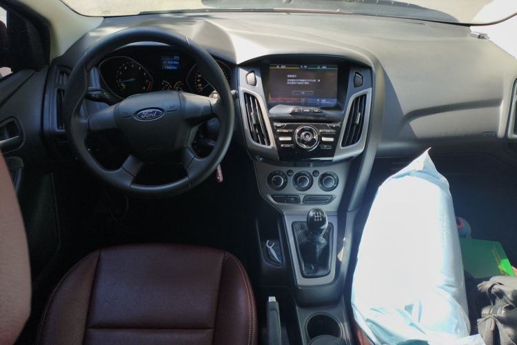 Used Ford Focus 2012 Hatchback 1.6L Manual Comfort Model Center Console