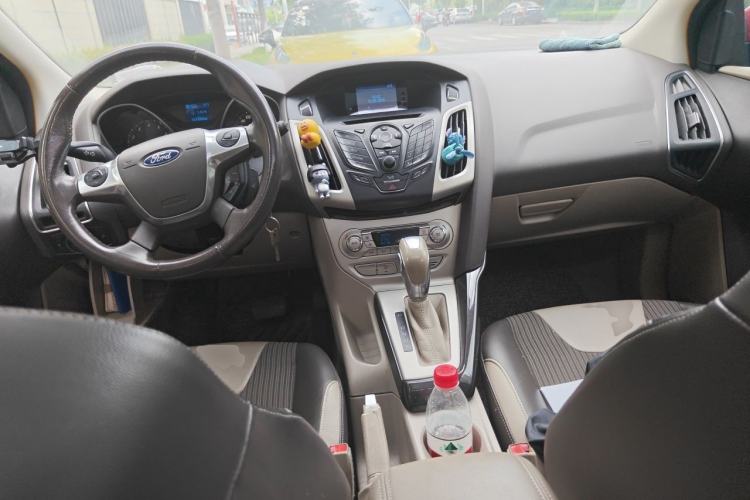Used Ford Focus 2012 Hatchback 1.6L Automatic Fashion Edition Center Console