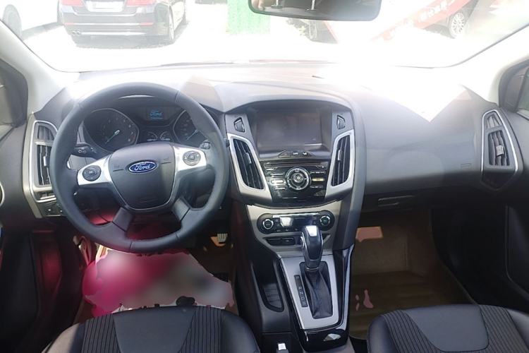 Used Ford Focus 2012 Hatchback 1.6L Automatic Fashion Edition Center Console
