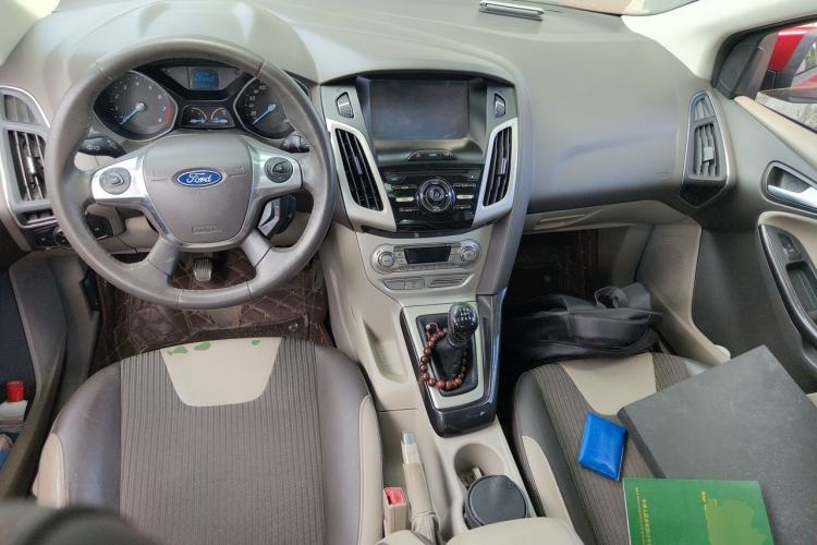 Used Ford Focus 2012 Sedan 1.6L Manual Fashion Edition Center Console