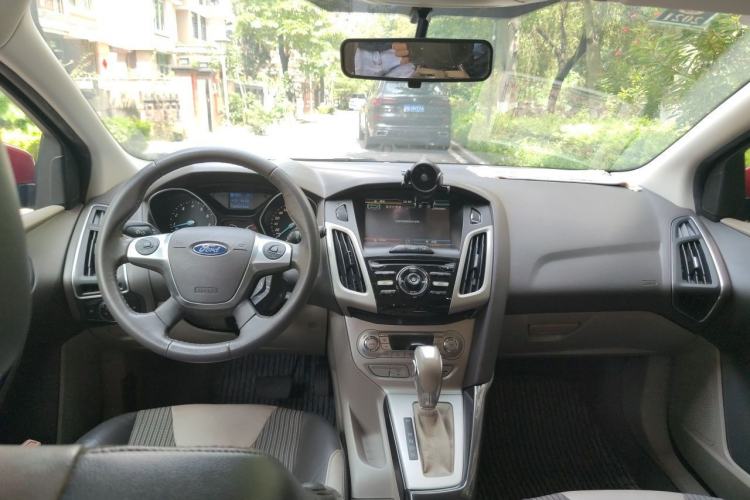 Used Ford Focus 2012 Hatchback 1.6L Automatic Fashion Edition Center Console