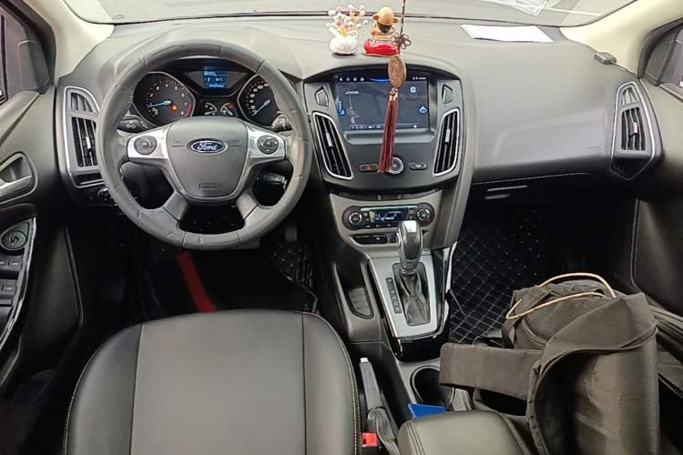 Used Ford Focus 2012 Hatchback 1.6L Automatic Fashion Edition Center Console
