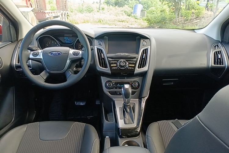 Used Ford Focus 2012 Hatchback 1.6L Automatic Fashion Edition Center Console