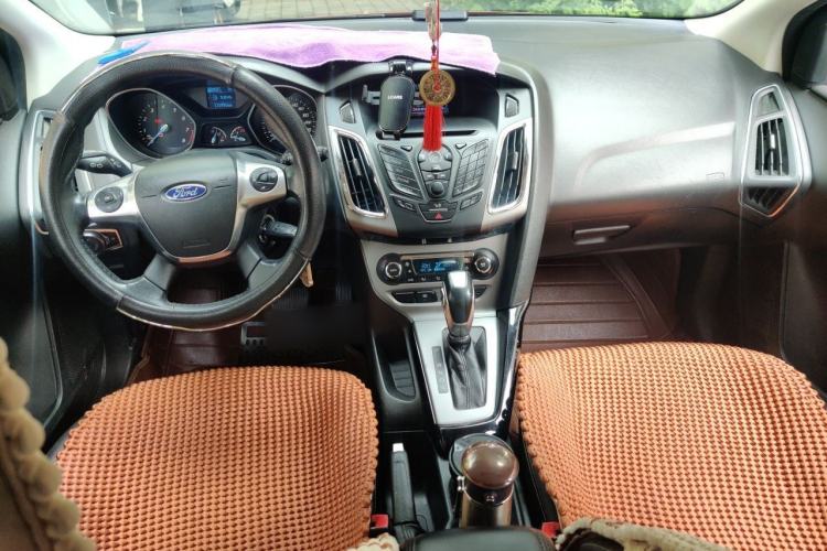Used Ford Focus 2012 Hatchback 1.6L Automatic Fashion Edition Center Console