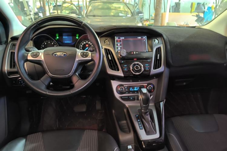 Used Ford Focus 2012 Hatchback 1.6L Automatic Fashion Edition Center Console