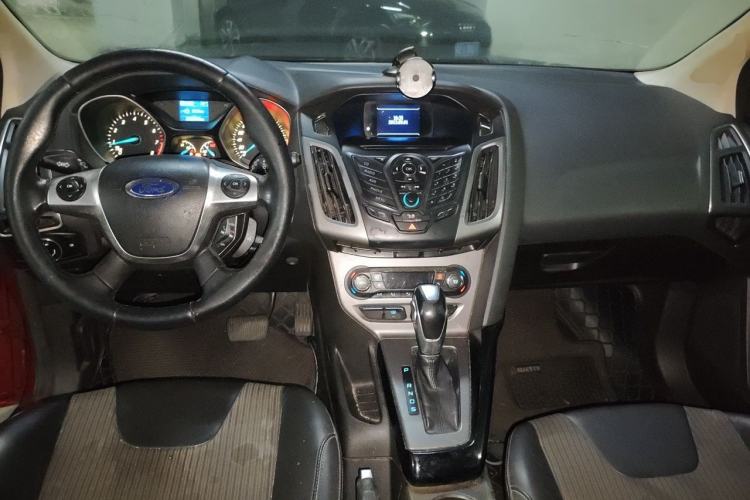 Used Ford Focus 2012 Hatchback 1.6L Automatic Fashion Edition Center Console
