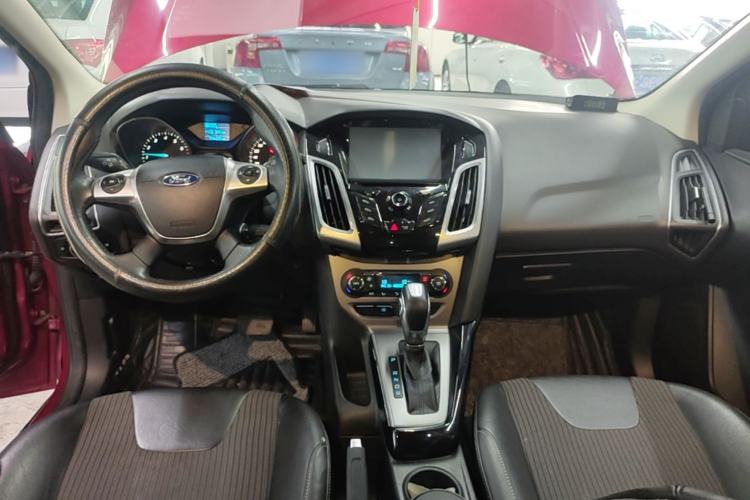 Used Ford Focus 2012 Hatchback 1.6L Automatic Fashion Edition Center Console