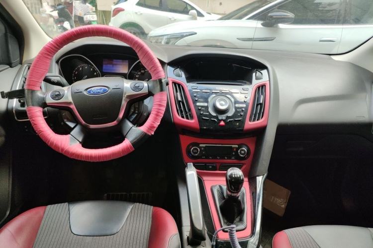 Used Ford Focus 2012 Hatchback 2.0L Manual Luxury Sport Model Center Console
