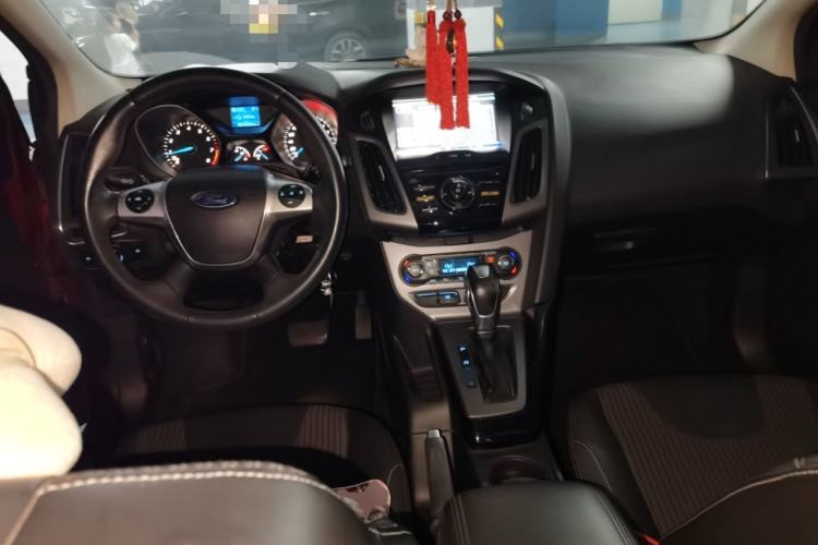 Used Ford Focus 2012 Hatchback 1.6L Automatic Fashion Edition Center Console