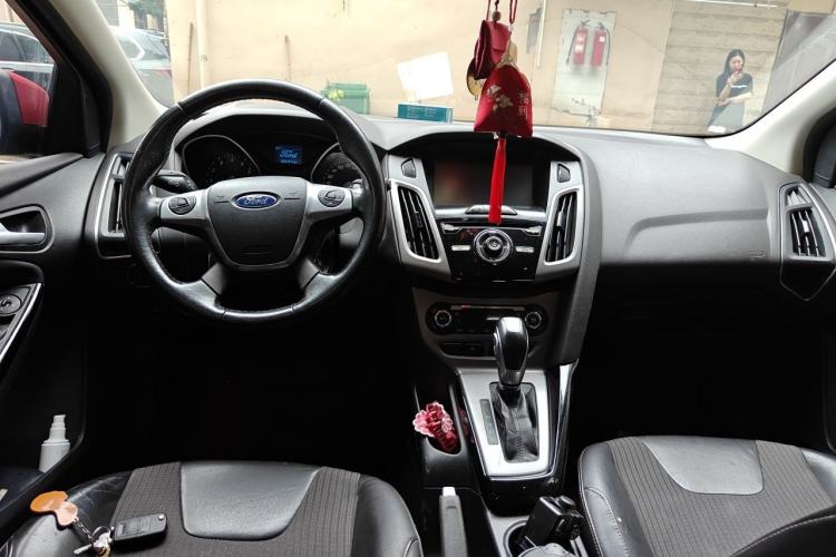 Used Ford Focus 2012 Hatchback 1.6L Automatic Fashion Edition Center Console
