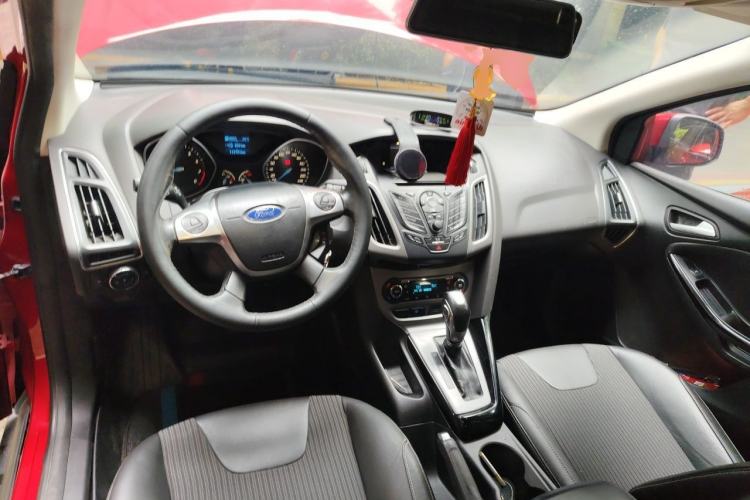 Used Ford Focus 2012 Hatchback 1.6L Automatic Fashion Edition Center Console