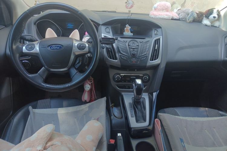 Used Ford Focus 2012 Hatchback 1.6L Automatic Fashion Edition Center Console