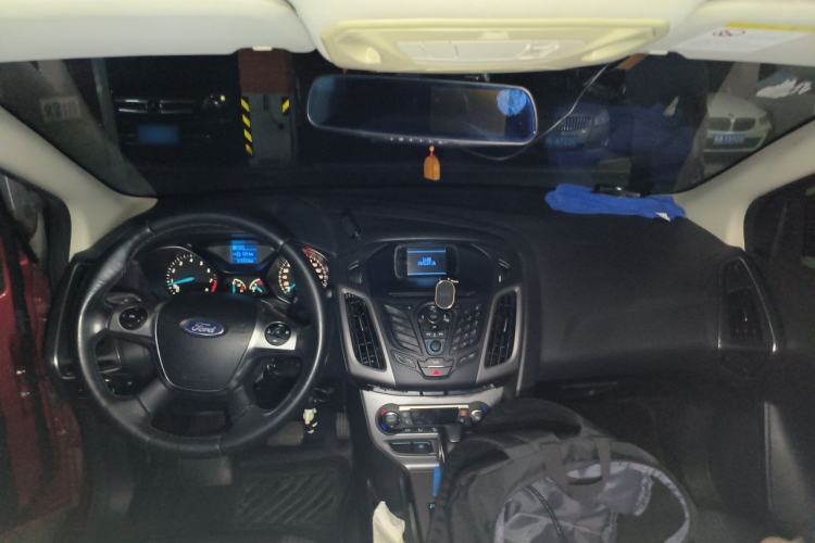 Used Ford Focus 2012 Sedan 1.6L Automatic Fashion Edition Center Console