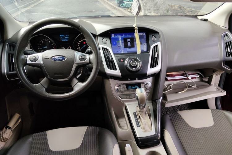 Used Ford Focus 2012 Hatchback 1.6L Automatic Fashion Edition Center Console
