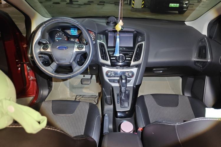 Used Ford Focus 2012 Hatchback 1.6L Automatic Fashion Edition Center Console