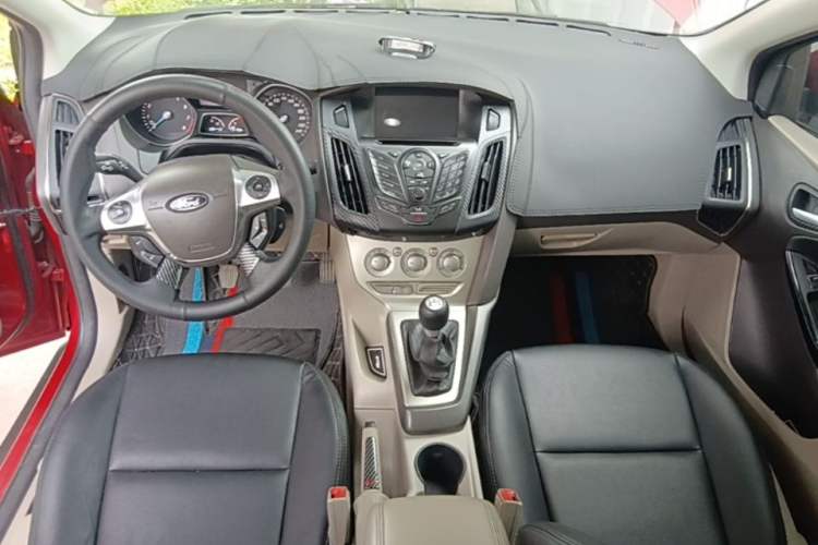 Used Ford Focus 2012 Sedan 1.6L Manual Comfort Model Center Console