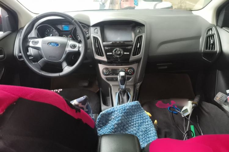 Used Ford Focus 2012 Sedan 1.6L Automatic Fashion Edition Center Console
