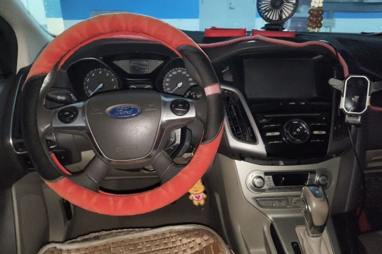 Used Ford Focus 2012 Hatchback 1.6L Automatic Fashion Edition Center Console