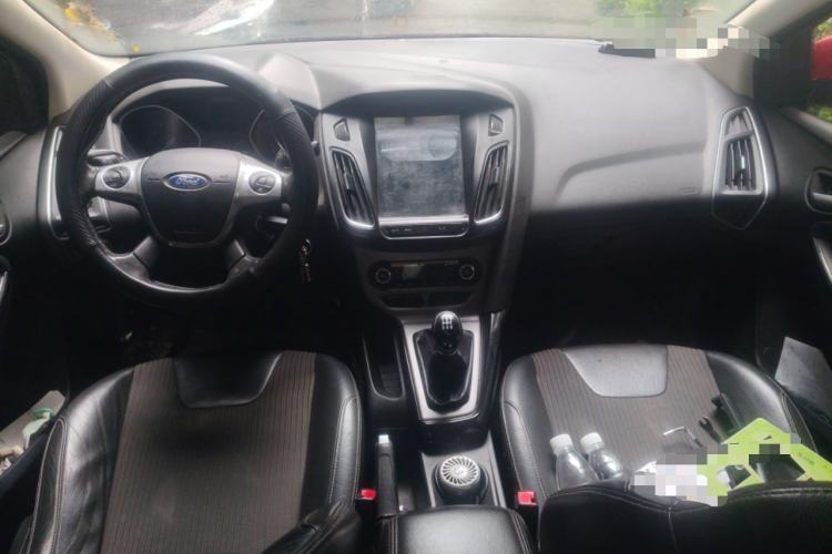 Used Ford Focus 2012 Sedan 1.6L Manual Fashion Edition Center Console