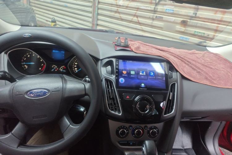Used Ford Focus 2012 Hatchback 1.6L Automatic Fashion Edition Center Console