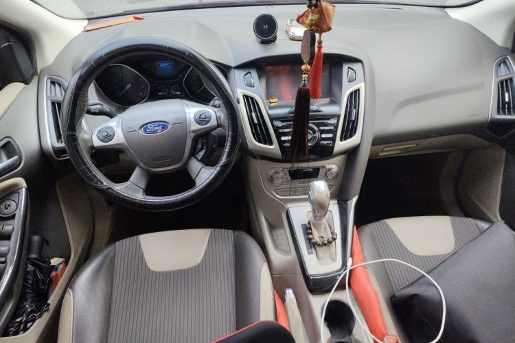 Used Ford Focus 2012 Hatchback 1.6L Automatic Fashion Edition Center Console