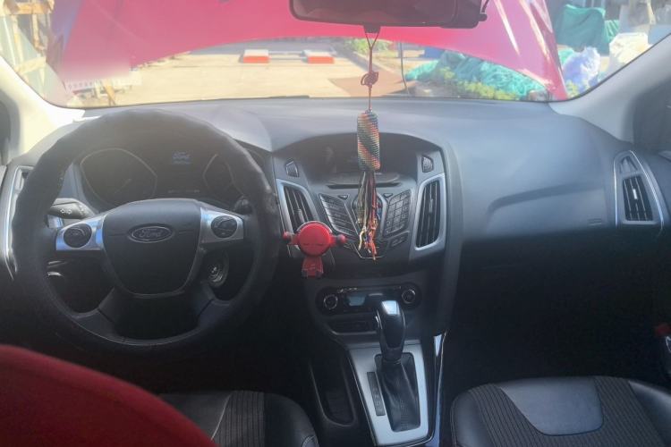 Used Ford Focus 2012 Hatchback 1.6L Automatic Fashion Edition Center Console