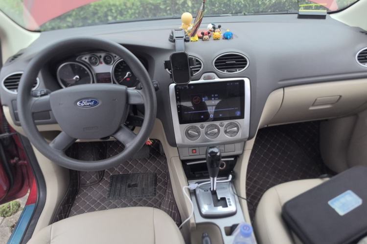 Used Ford Focus 2012 Hatchback Classic 1.8L Automatic Fashion Edition Center Console