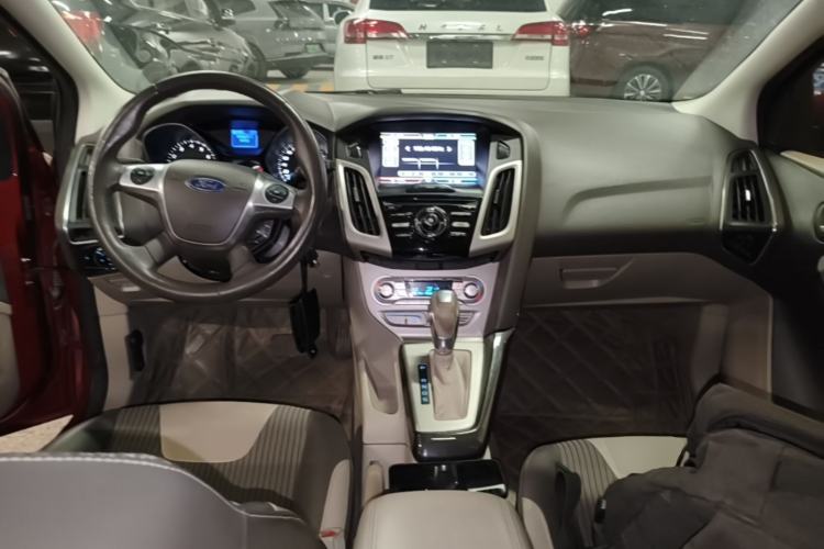 Used Ford Focus 2012 Hatchback 1.6L Automatic Fashion Edition Center Console
