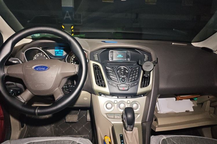 Used Ford Focus 2012 Sedan 1.6L Automatic Comfort Model Center Console