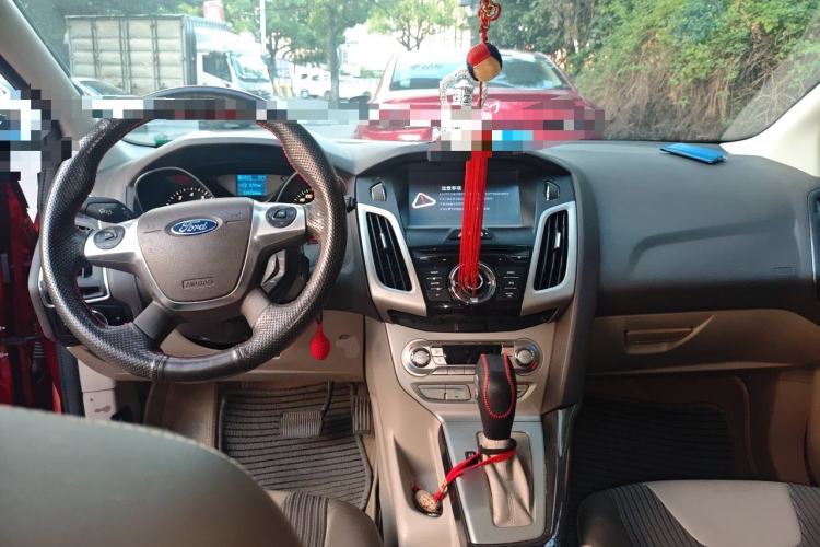 Used Ford Focus 2012 Hatchback 1.6L Automatic Fashion Edition Center Console