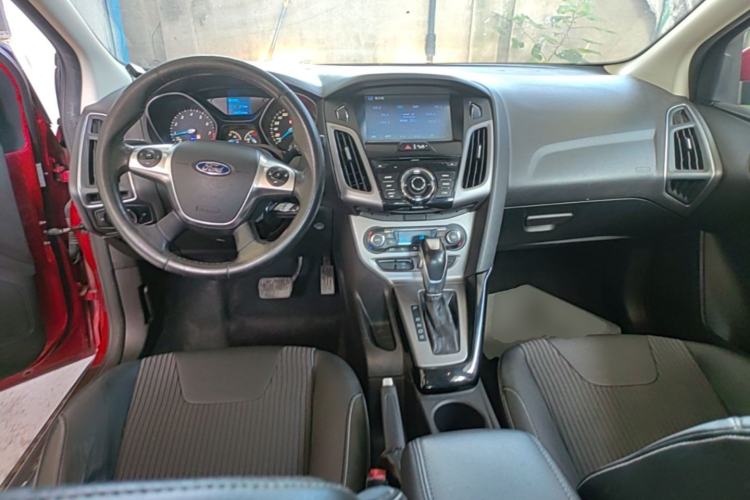 Used Ford Focus 2012 Sedan 1.6L Automatic Fashion Edition Center Console