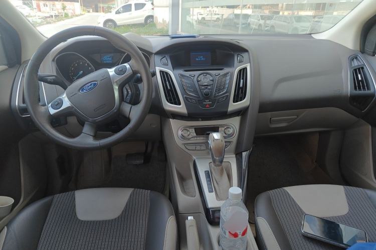 Used Ford Focus 2012 Hatchback 1.6L Automatic Fashion Edition Center Console