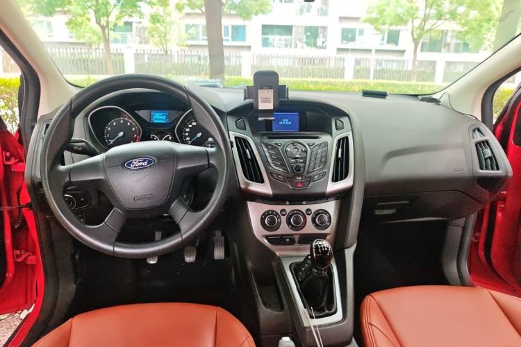 Used Ford Focus 2012 Hatchback 1.6L Manual Comfort Model Center Console
