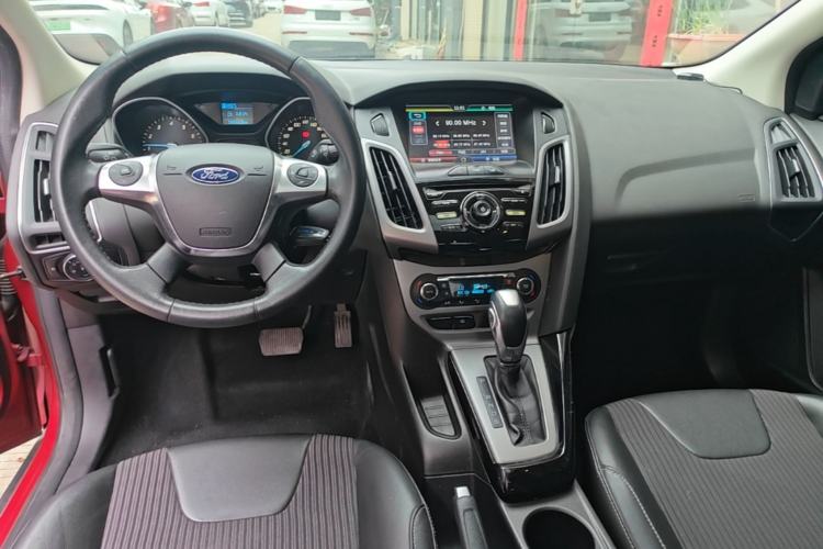 Used Ford Focus 2012 Sedan 1.6L Automatic Fashion Edition Center Console