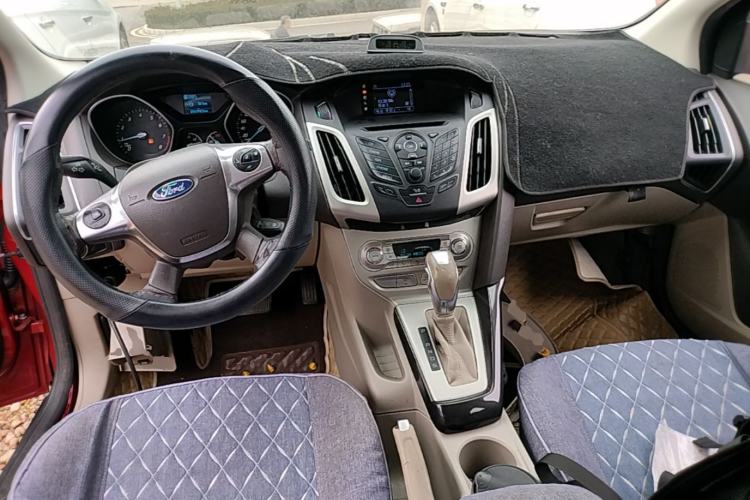 Used Ford Focus 2012 Hatchback 1.6L Automatic Fashion Edition Center Console