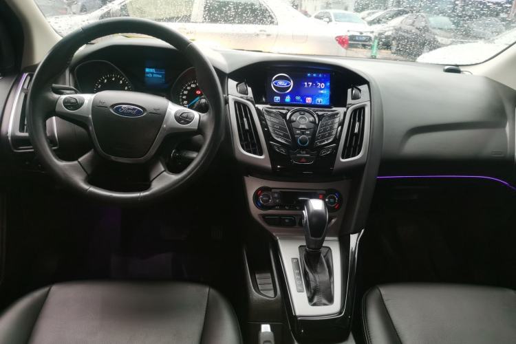 Used Ford Focus 2012 Hatchback 1.6L Automatic Fashion Edition Center Console
