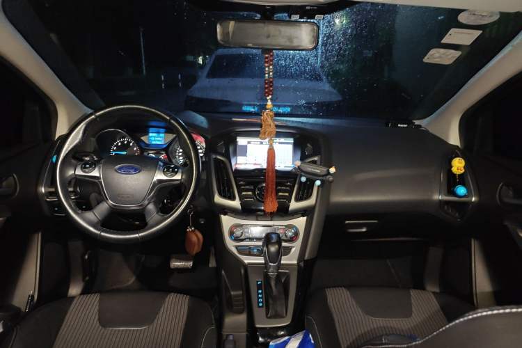 Used Ford Focus 2012 Hatchback 1.6L Automatic Fashion Edition Center Console