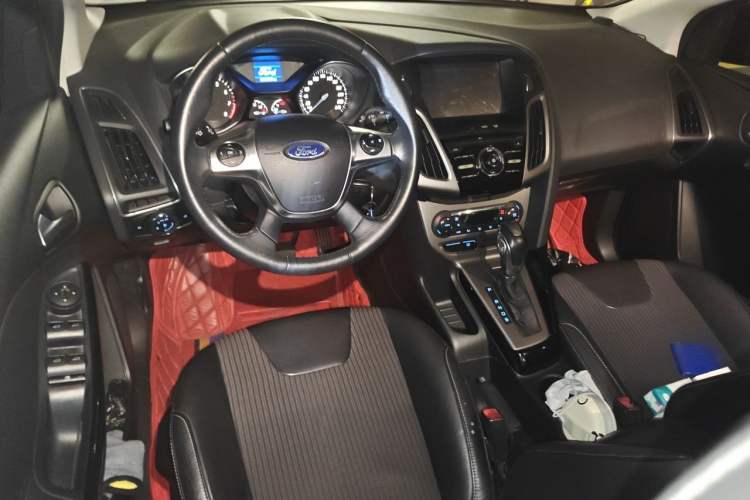 Used Ford Focus 2012 Sedan 1.6L Automatic Fashion Edition Center Console