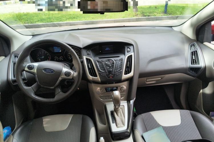 Used Ford Focus 2012 Hatchback 1.6L Automatic Fashion Edition Center Console