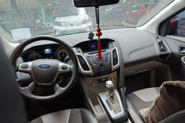 Used Ford Focus 2012 Hatchback 1.6L Automatic Fashion Edition Center Console