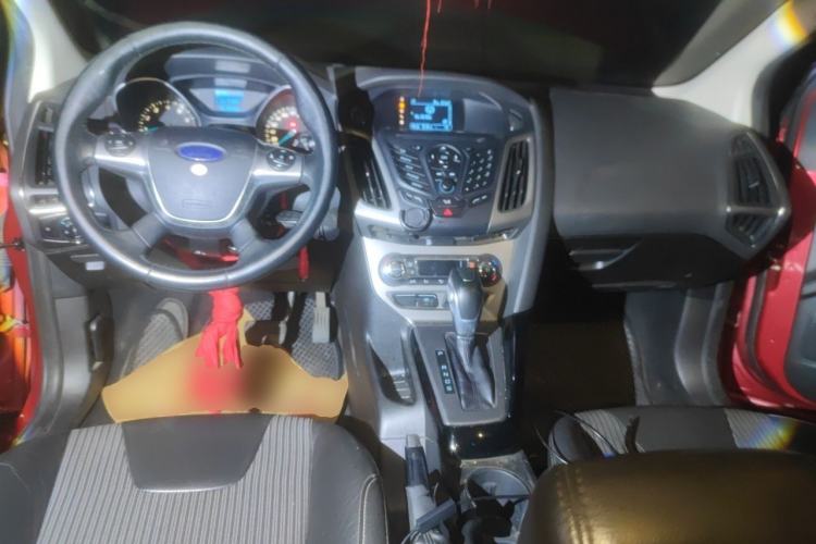 Used Ford Focus 2012 Sedan 1.6L Automatic Fashion Edition Center Console