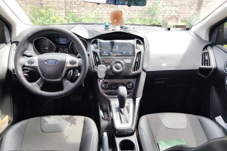 Used Ford Focus 2012 Hatchback 1.6L Automatic Fashion Edition Center Console